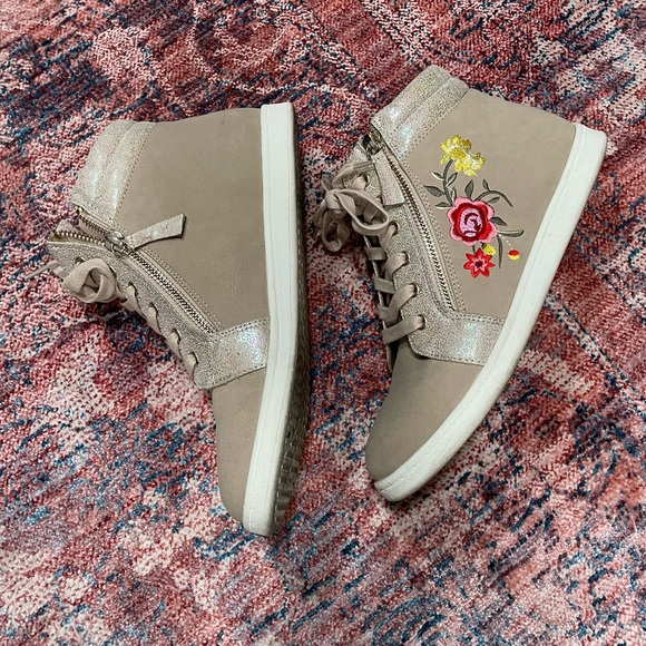 GB Girl size 5M high top sneaker with floral embroidery - Picture 3 of 9
